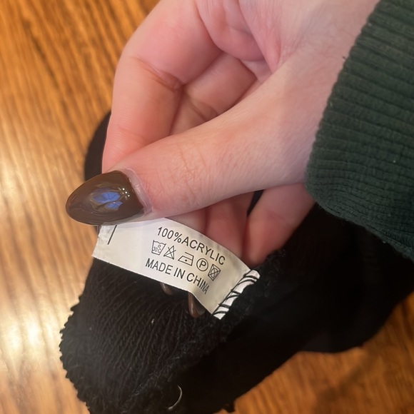 Girl’s Black Heart Beanie - Picture 3 of 3